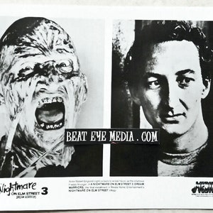 Könnte beinhalten: Schwarzweißes Werbefoto für den Film "A Nightmare on Elm Street 3: Dream Warriors". Das Foto zeigt Freddy Krueger, den Antagonisten des Films, mit einem bedrohlichen Gesichtsausdruck und einem scharfen Gegenstand in der Hand. Das Foto zeigt auch den Regisseur des Films, Chuck Russell, mit einem ernsten Gesichtsausdruck.
