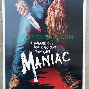 Puede incluir: Un póster de película de terror para la película "Maniac" protagonizada por Joe Spinell. El póster presenta a un hombre sosteniendo un cuchillo ensangrentado y una cabeza cortada. El texto en el póster dice "Te advertí que no salieras esta noche Maniac".
