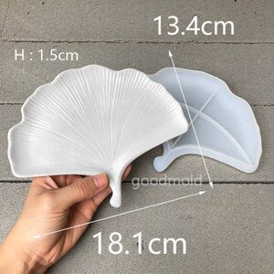Può includere: Stampo in silicone bianco a forma di foglia di ginkgo. Lo stampo è largo 13,4 cm e lungo 18,1 cm. H: 1,5 cm.