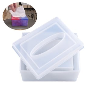 Op de afbeelding: Een transparante plastic tissueboxhouder met een deksel. Het deksel heeft een rechthoekige opening voor tissues.