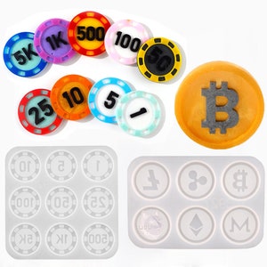 Könnte beinhalten: Ein Set mit 10 Silikonformen zum Herstellen von Münzen aus Harz oder Polymer Clay. Die Formen zeigen verschiedene Kryptowährungssymbole, darunter Bitcoin, Ethereum, Litecoin, Ripple und Monero. Die Formen werden auch mit einem Satz von 10 bunten Plastik-Pokerchips gezeigt.