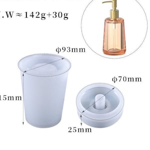 Puede incluir: Dos moldes de silicona blancos para hacer jabón o velas. El molde más grande tiene un diámetro de 9,3 cm y una altura de 11,5 cm. El molde más pequeño tiene un diámetro de 7 cm y una altura de 2,5 cm. N.W. ~ 142g + 30g