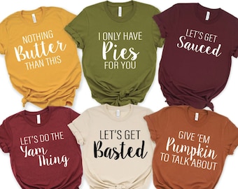Puede incluir: Seis camisetas diferentes con temática de Acción de Gracias con frases divertidas. Las camisetas son de varios colores, incluyendo granate, beige, verde, naranja y amarillo. Las frases en las camisetas incluyen "Nothing Butter Than This", "I Only Have Pies For You", "Let's Get Sauced", "Let's Do The Yam Thing", "Let's Get Basted", y "Give 'Em Pumpkin To Talk About".