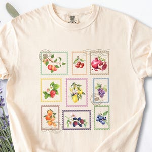 Camisa con sellos de frutas de verano, estilo vintage, colores cómodos, estilo cottagecore, tendencia, mercado de agricultores, estética, gráfico, chica granola, sello postal, verano