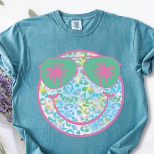 Camisa vintage con estampado de leopardo arcoíris y sonrisa, colores cómodos, estilo playero, gráfico veraniego desgastado, estilo retro Y2K de los años 90, gafas de sol de aviador de moda.