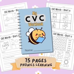 Op de afbeelding: Een lichtblauw CVC-werkboek met een cartoonbij die een tablet vasthoudt. Het is omringd door werkbladen met CVC-woordoefeningen. De kaft leest "My CVC Workbook" en "75 PAGES PHONICS LEARNING".
