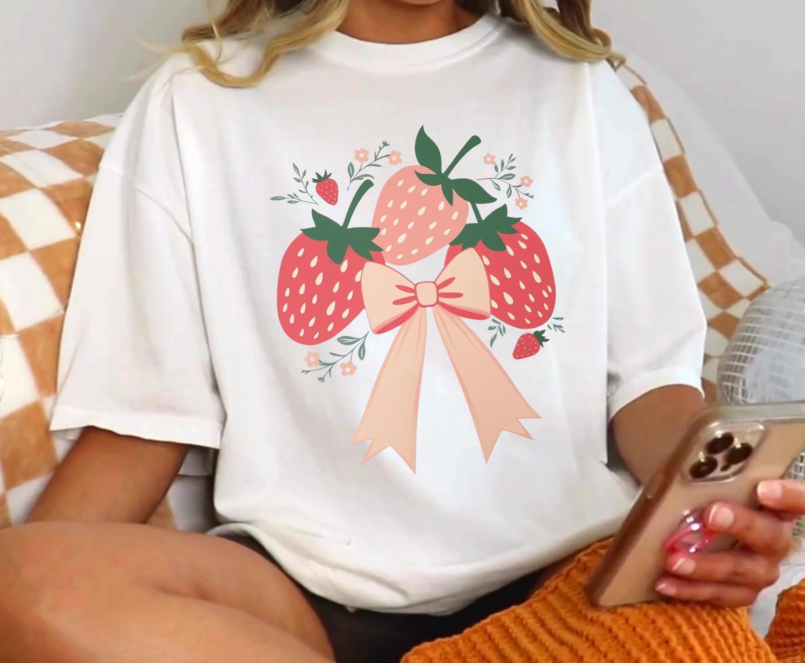 ストロベリーフローラルボウシャツ：コテージコアグラフィックTシャツ