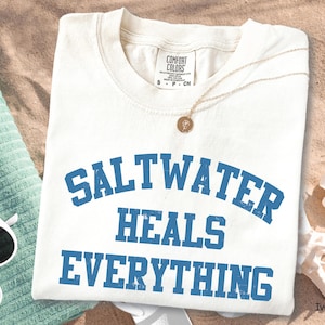 Camiseta Saltwater Heals Everything Comfort Colors Beachcore Férias Estética Amante Presente Verão Carta Universitária Tendência Praia Oceano Retro Vibes