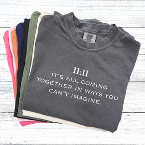 11:11 Es kommt alles zusammen Shirt, Manifestation Zitat T-Shirt, Tarot inspirierte Komfort Farben, Bella Canvas oder Gildan Geschenk Shirt, trendige Tops