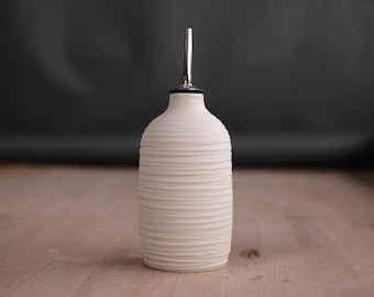 Huilier en porcelaine sculptée