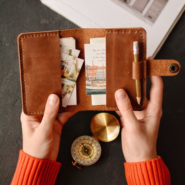 Kleine Lederhülle für A7 oder A6 Notebook mit Stiftehalter, personalisierte Lederhülle, Moleskine Planer, Mini Pocket Notebook Brieftasche