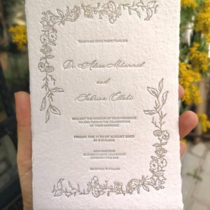 Convite de casamento personalizado em papel com borda serrilhada feito à mão, papel rasgado, design personalizado, convites de belas artes, borda florida