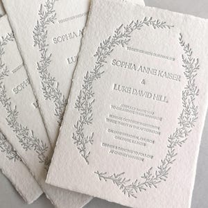 Zaproszenie ślubne z nadrukiem wypukłym z obramowaniem, postrzępione krawędzie, ręcznie robiony papier. Zamówienie niestandardowe.