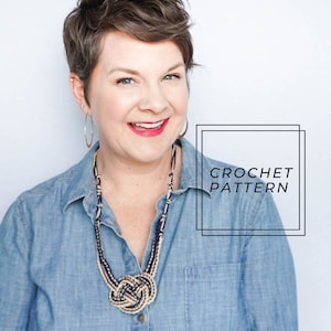 以下が含まれることがあります： デニムのシャツを着た女性が、大きな結び目のついたクロシェのネックレスをしています。黒い枠の中に「CROCHET PATTERN」という文字があります。