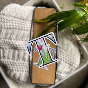 Pegatina T de 3 ", la T es para Tulipán, tulipa, monograma de una sola letra, alfabeto floral, pegatina de flores, calcomanía personal, regalo para ella
