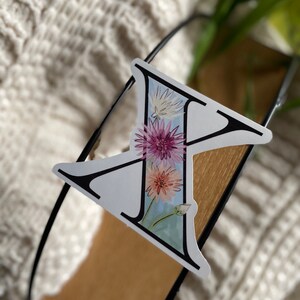 Pegatina de 3" X, X es para Xeranthemum, siempreviva, monograma de una sola letra, alfabeto floral, pegatina de flores, calcomanía personal, regala, inicial
