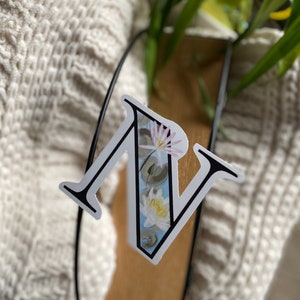 Adesivo N de 3”, N é para ninfa, nenúfar, monograma de uma única letra, alfabeto floral, adesivo de flor, decalque pessoal, presente para ela, inicial