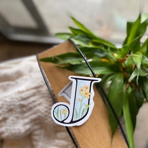 Pegatina de 3 "J, J es para jonquil, monograma de una sola letra, alfabeto floral, pegatina de flores, calcomanía personal, regalo para ella