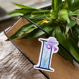 Pegatina de 3 ", soy para Iris, monograma de una sola letra, alfabeto floral, pegatina de flores, calcomanía personal, regalo para ella