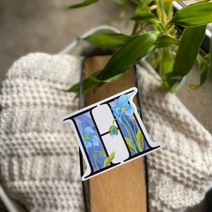 Pegatina de 3 "H, H es para la amapola azul del Himalaya, monograma de una sola letra, alfabeto floral, pegatina de flores, calcomanía personal, regalo para ella