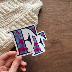 Pegatina F de 3", la F es para Fuschia, monograma de una sola letra, alfabeto floral, pegatina de flores, calcomanía personal, regalo para ella