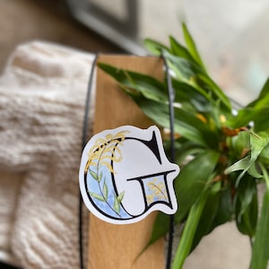 Pegatina de 3 "G, G es para vara de oro, monograma de una sola letra, alfabeto floral, pegatina de flores, calcomanía personal, regalo para ella