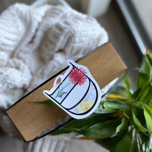 Pegatina D de 3 ", D es para dalia, monograma de una sola letra, alfabeto floral, pegatina de flores, calcomanía personal, regalo para ella