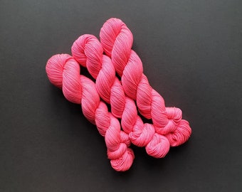 ATOMIC WATERMELON - On the FABULOUS Sock Base - Hand dyed yarn 100g - Fingering weight yarn, 4-ply - Superwash Merino Wool - Soft Sock Yarn