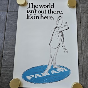 Póster de viaje vintage de Pan Am de los años 70, tamaño mediano, aerolínea americana, coleccionable de aviación poco común, publicidad de aerolíneas, "El mundo no está ahí fuera".
