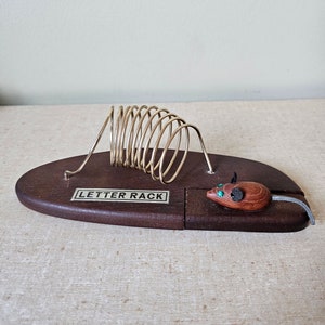 Porte-lettres Mid-Century en teck, noyer et laiton avec coupe-papier caché - Décoration vintage des années 1960 - Organiseur de bureau, petite souris en teck