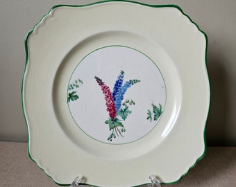 Assiette Royal Denby Staffordshire, bouquet de pieds d'alouette, fabriqué en Angleterre, fleurs peintes à la main, assiette carrée, coins festonnés