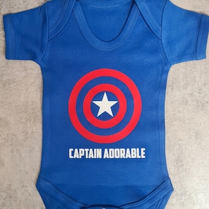 Capitán Adorable Capitán América / Los Vengadores inspiraron Body de manga corta azul real para bebé, ropa, traje de cuerpo imagen 2