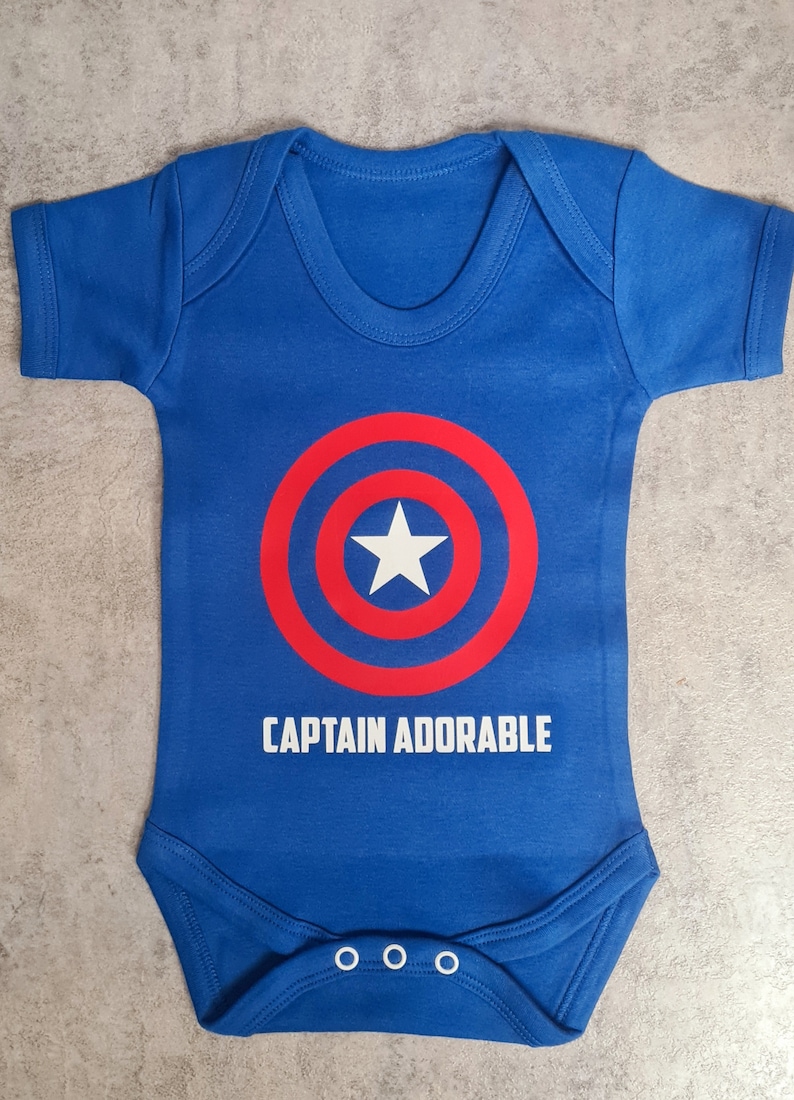 Capitán Adorable Capitán América / Los Vengadores inspiraron Body de manga corta azul real para bebé, ropa, traje de cuerpo imagen 2