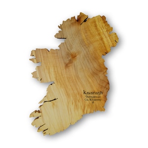Gravierte Irland Karte mit Ihrem Nachnamen, handgemachtes irisches Geschenk, Holzwanddekor, personalisierte Irland Karte, Geschenk zum Vatertag.