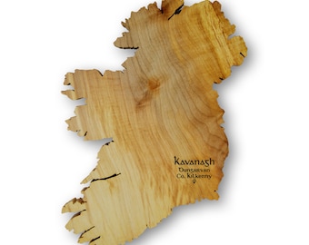 以下が含まれることがあります： 右下に「Kavanagh, Dungarvan, Co. Kilkenny」と刻まれた、アイルランド島の木製カットアウトです。