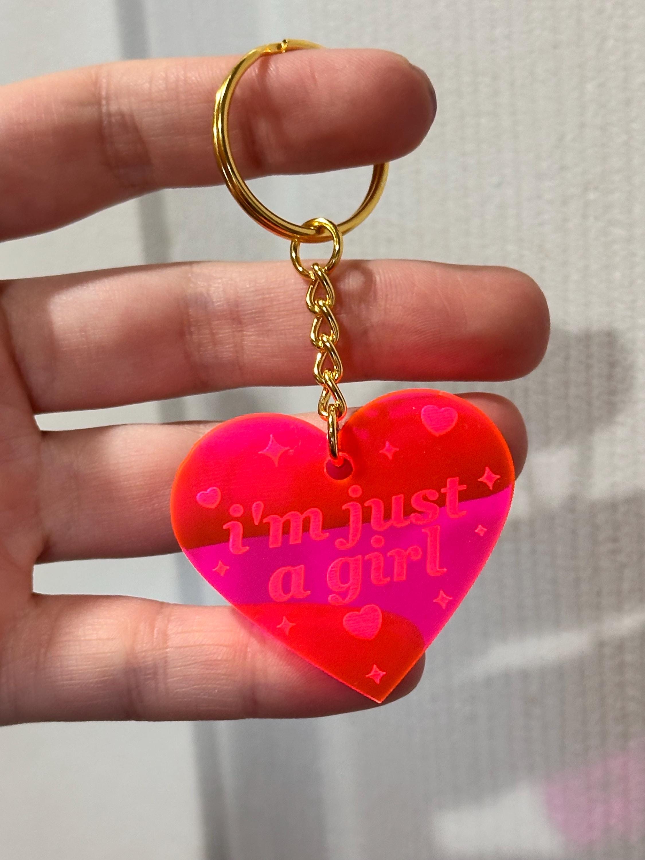 I'm Just A Girl」ホットピンク半透明ハートアクリルキーホルダー