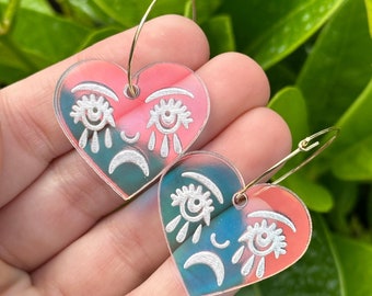 Pendientes de aro acrílicos iridiscentes con forma de corazón que llora