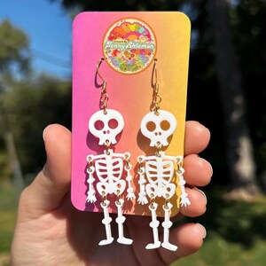 Niedliche Skelett Halloween Ohrringe aus Acryl