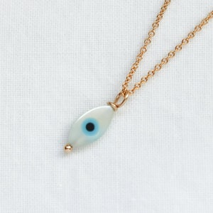 Collier pendentif Evil Eye, collier rempli dor 14 carats, collier de charme en nacre image 1