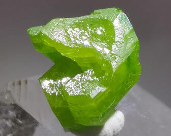 Pyromorphite, weird hopper skeletal crystal, Yangshuo Mine, Guangxi Province, China (10mm) B3424
