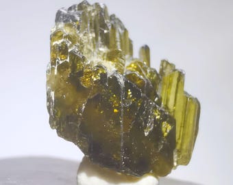 Epidote clinozoisite with faden habit, Shigar valley, Pakistan, 13mm, B3418