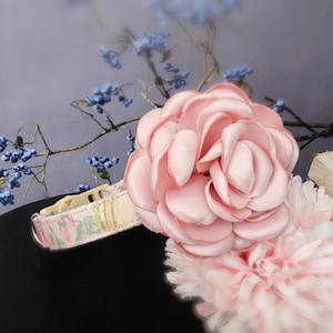 かわいいデイジーの花がついた青いペット用バンダナ、デイジーペット用