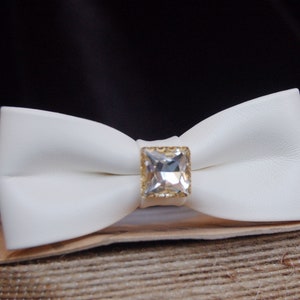 Modern bow tie cat collar.Small dog collar.tea cup dog collar,wedding cat collar.birthday cat gift.kitten collar.puppy collar.white bow tie