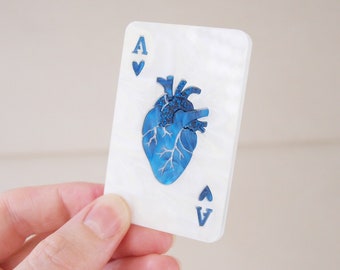 Ace of Hearts blauwe speelkaartbroche in lasergesneden acryl