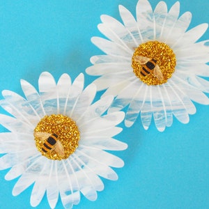 Daisy & Bee Brooch in White Marbled Acrylic image 3