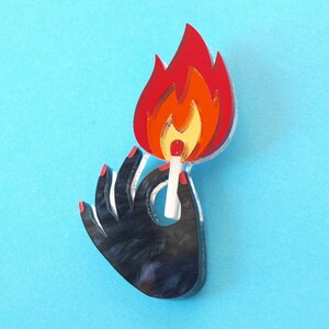 Broche allumette en acrylique découpé au laser