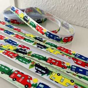 Könnte beinhalten: Weißes Band mit einem sich wiederholenden Muster aus bunten Wohnwagen in Rot, Blau, Grün und Gelb. Das Band ist aufgerollt und auch flach ausgelegt, um das Design zu zeigen. Geeignet für Bastelarbeiten und Geschenkverpackungen.