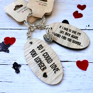 Dich länger lieben | Schlüsselanhänger aus Holz | Valentinstag Geschenk | Jahrestagsgeschenk | Eiche Schlüsselanhänger | Geschenk für Sie | Valentinstag | Love Schlüsselanhänger