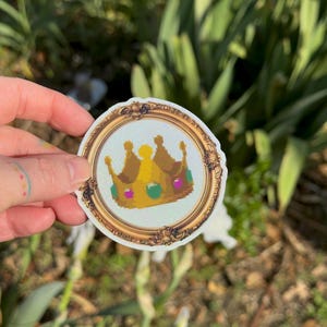 Emoji de corona - Pegatina - Quinn Audio - Cita en audio