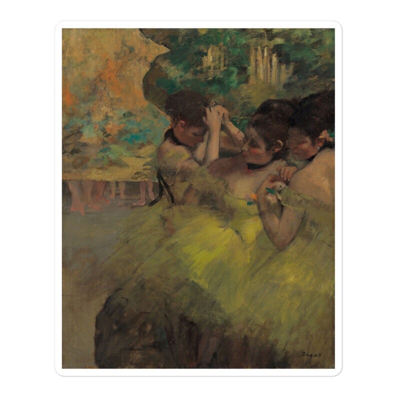 Puede incluir: Tres bailarinas con vestidos amarillos y verdes posan en un estudio. Las bailarinas est&aacute;n en grupo, con una bailarina en el centro y las otras dos bailarinas a cada lado de ella. Las bailarinas llevan el pelo recogido y se abrazan. El fondo es una imagen borrosa de un escenario con una cortina verde.